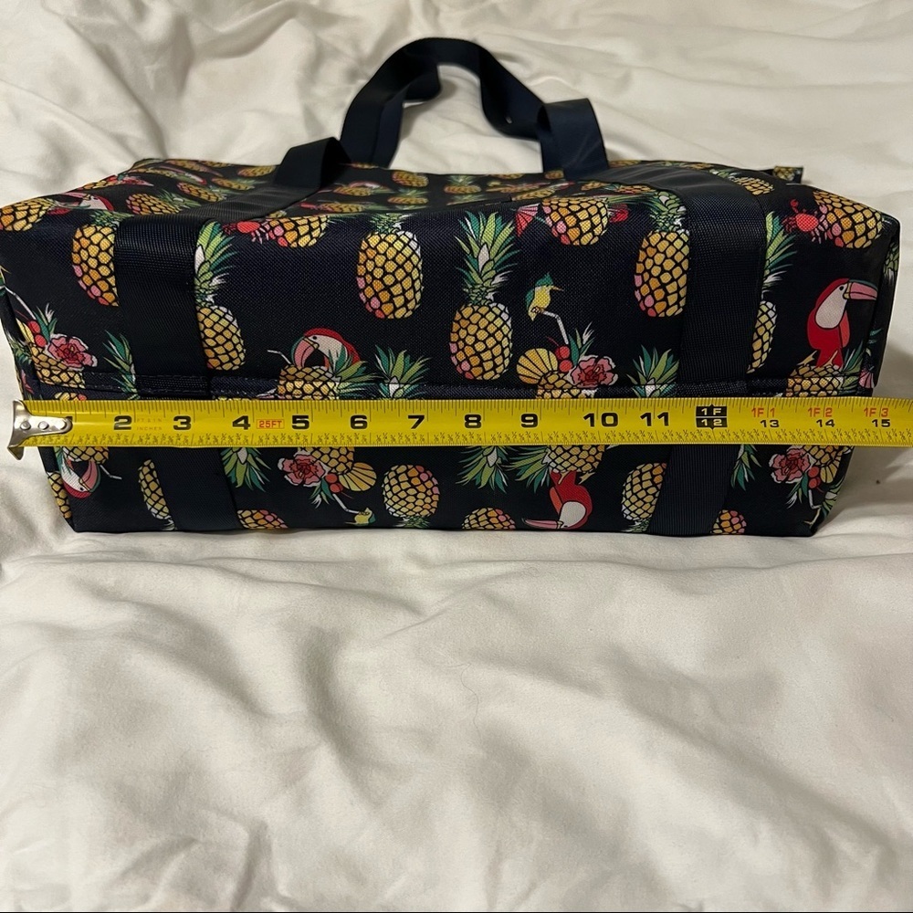 NWOT Vera Bradley Lighten Up Cooler Tote Toucan Black Yellow Zipper Top Bag - Picture 7 of 8